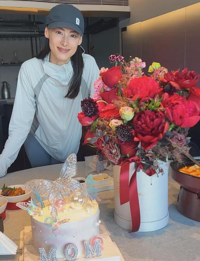 明星花式庆母亲节:钟丽缇携三女拍母女大片,刘亦菲陪妈妈看舞剧(组图) - 19