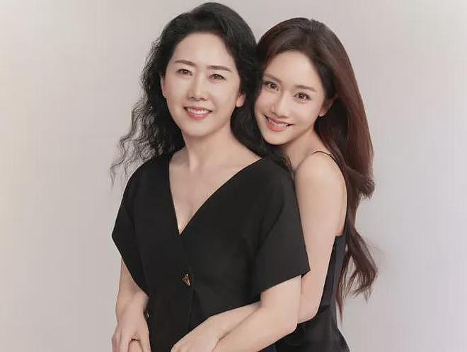 明星花式庆母亲节:钟丽缇携三女拍母女大片,刘亦菲陪妈妈看舞剧(组图) - 20