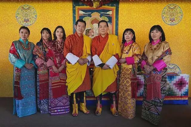不丹大王母风韵犹存骑摩托，4位亲姐妹共侍一夫（组图） - 6