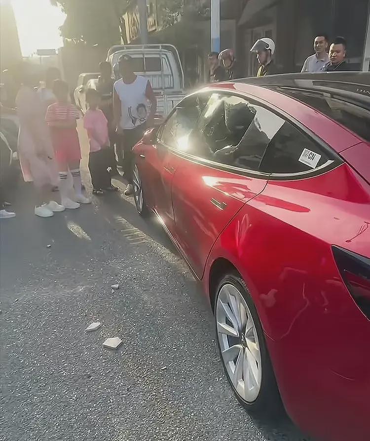 特斯拉车主骂保安是“看门狗”,保安当街怒砸其车,车损已够判刑(组图) - 14