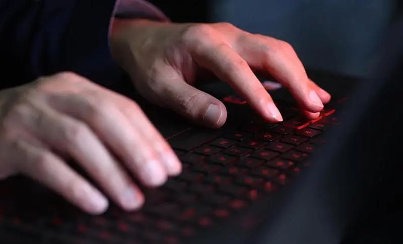 一句笑暴露骗局！中国留学生秒醒报警抓人，真解气（组图） - 2