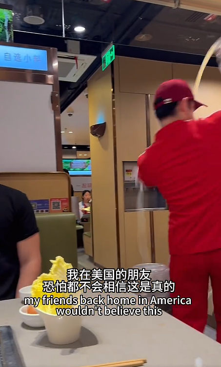 美国小哥在中国海底捞被服务惊呆，想给小费却遭拒！他开心分享，没想到评论区这画风（组图） - 2