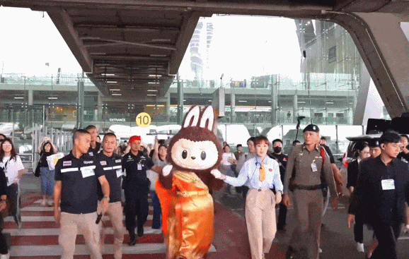 中国顶流在海外爆火,背后的男人藏不住了(组图) - 2