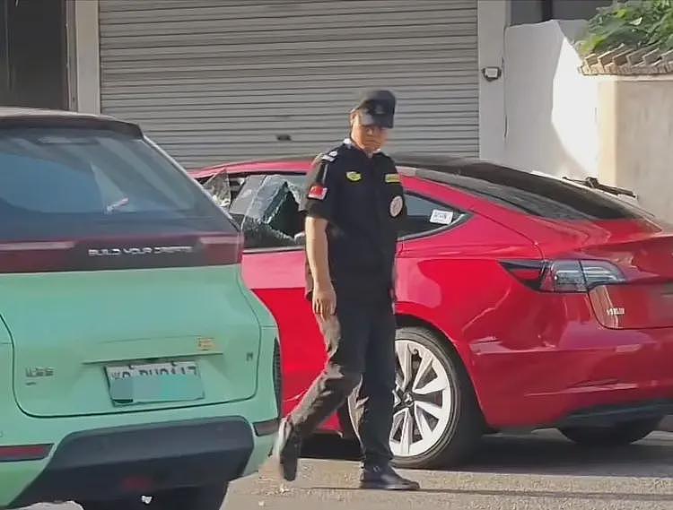 特斯拉车主骂保安是“看门狗”,保安当街怒砸其车,车损已够判刑(组图) - 6