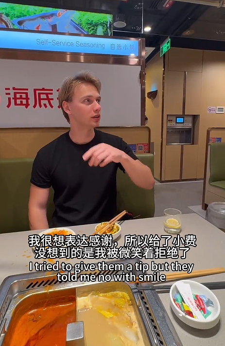 美国小哥在中国海底捞被服务惊呆，想给小费却遭拒！他开心分享，没想到评论区这画风（组图） - 16