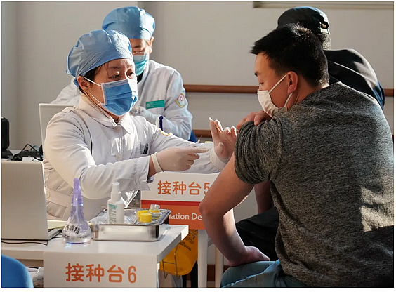 低胸上衣抖动胸部，未成年人“擦边“短视频成引流...（组图） - 1