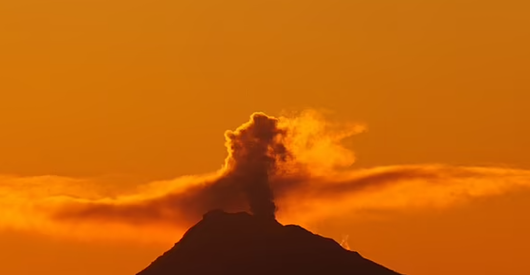 拉响警报！连震28次，火山喷发倒数，30万人封窗囤粮！恐全城被灰埋（组图） - 6