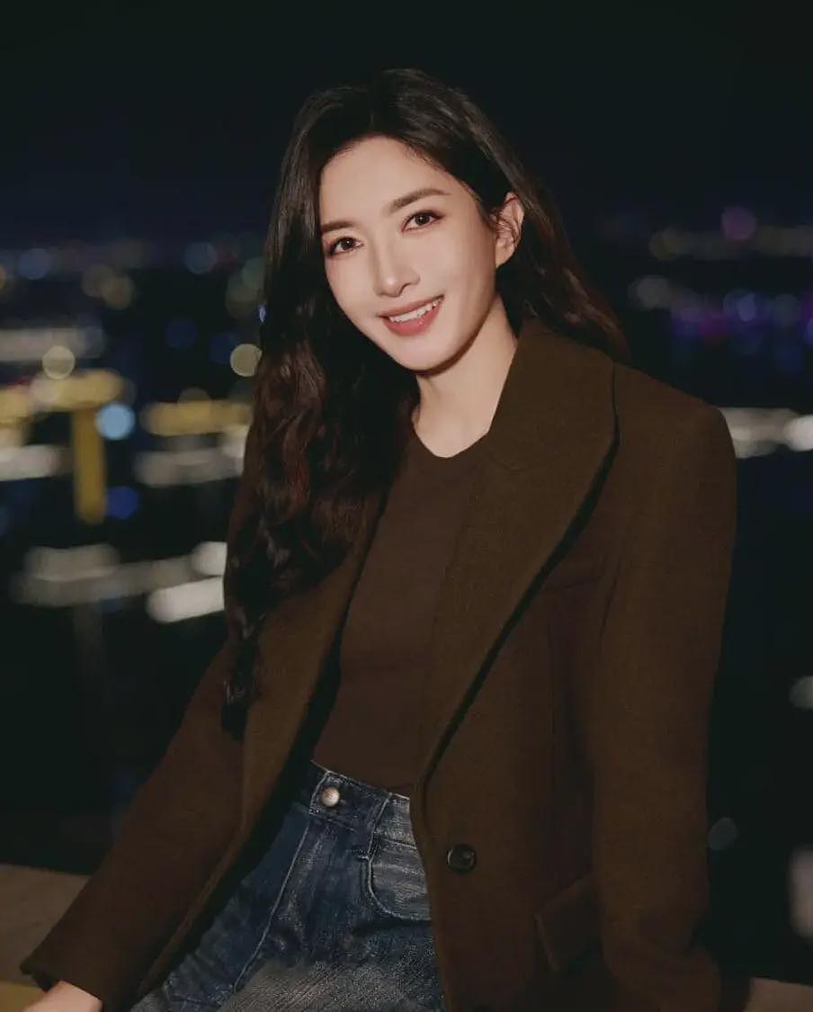 曝江疏影国外藏私生子后续：幕后多位大佬被扒，本人首露面一脸愁容（组图） - 17