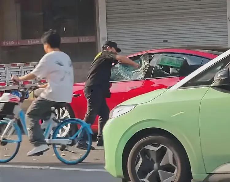 特斯拉车主骂保安是“看门狗”,保安当街怒砸其车,车损已够判刑(组图) - 5