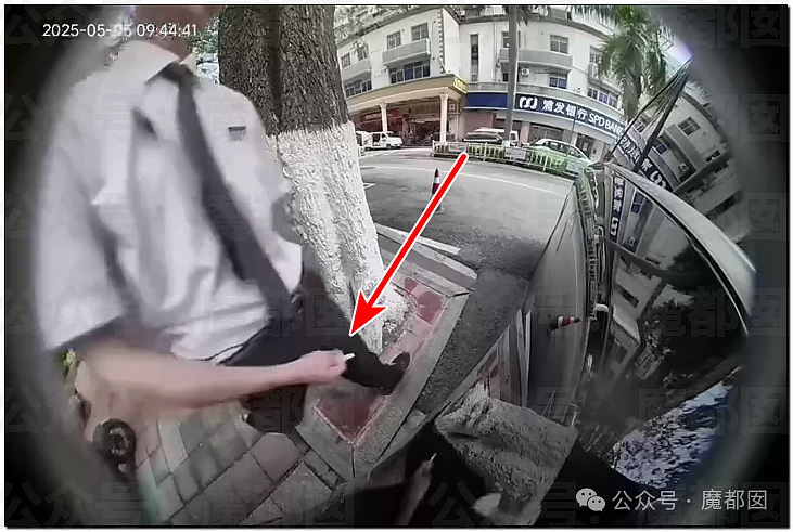 愤怒!男子在群内自曝和某音女网红不下20次后被抓现场(视频/组图) - 1