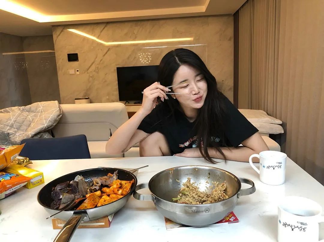 【美女】女教练身材“视觉核爆”！附近区域秒变办卡“战场”，众人蜂拥而至（组图） - 21