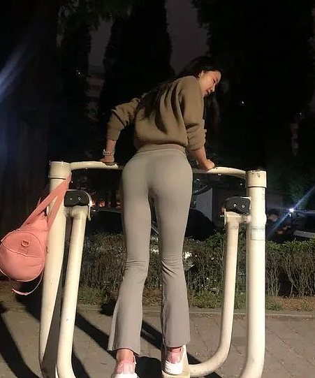 【美女】女教练身材“视觉核爆”！附近区域秒变办卡“战场”，众人蜂拥而至（组图） - 20