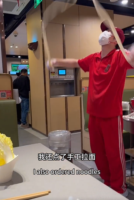 美国小哥在中国海底捞被服务惊呆，想给小费却遭拒！他开心分享，没想到评论区这画风（组图） - 10