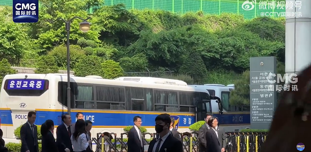首次公开出庭，尹锡悦涉内乱罪第三次庭审（组图） - 1