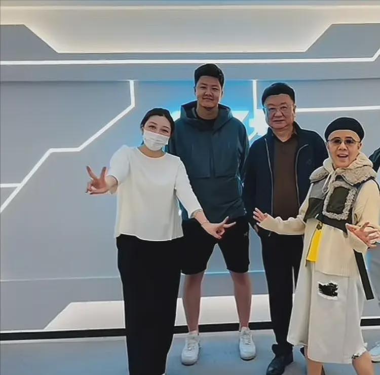 央视61岁主持王宁日本近况:医院做大血净,脸色发黑发暗引发担忧(组图) - 7