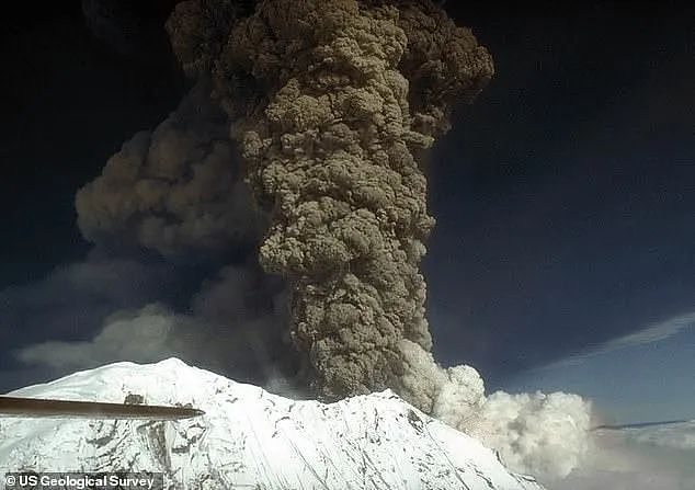拉响警报！连震28次，火山喷发倒数，30万人封窗囤粮！恐全城被灰埋（组图） - 5