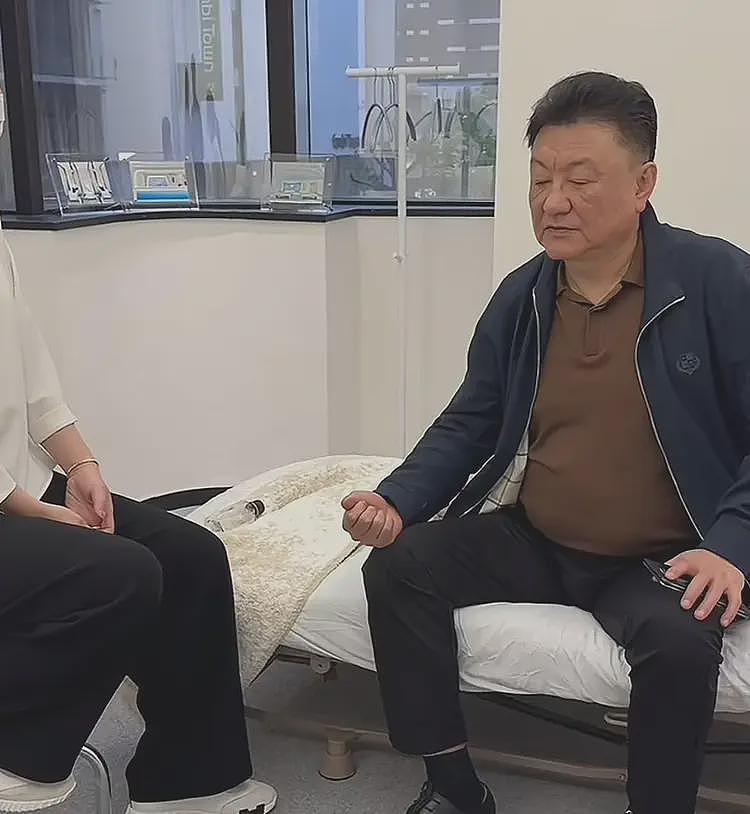 央视61岁主持王宁日本近况:医院做大血净,脸色发黑发暗引发担忧(组图) - 3