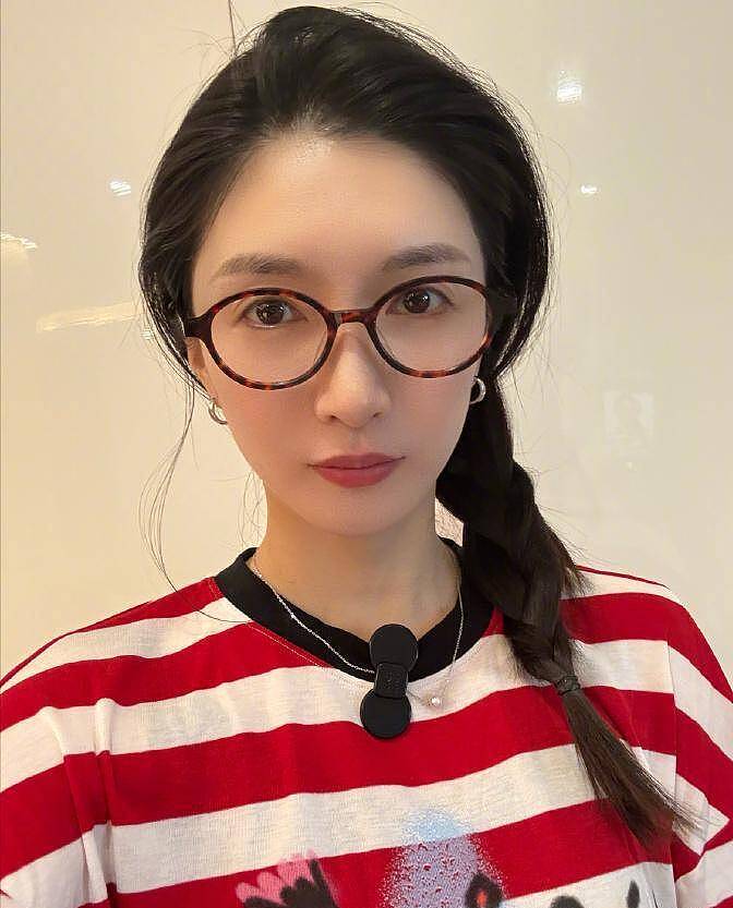 曝江疏影国外藏私生子后续：幕后多位大佬被扒，本人首露面一脸愁容（组图） - 1
