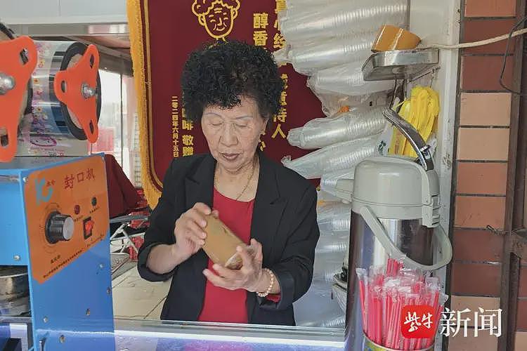 南京“10元手冲咖啡”阿姨爆火一年后现状：拒绝10多家商业合作，独自守店不愿麻烦女儿（组图） - 6