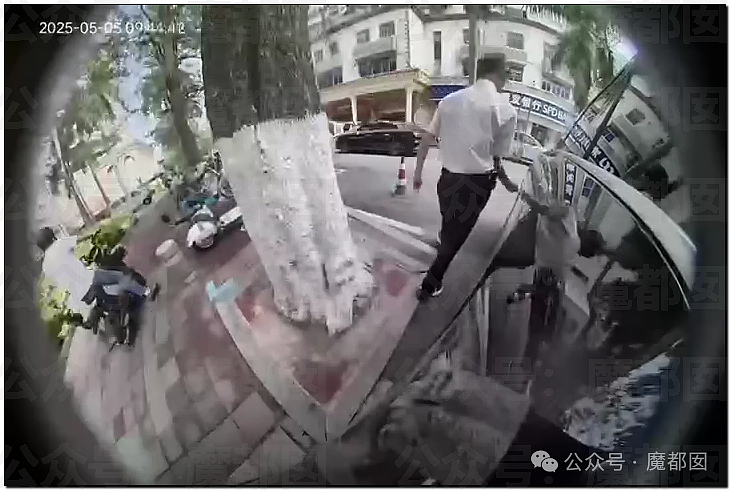 愤怒!男子在群内自曝和某音女网红不下20次后被抓现场(视频/组图) - 2