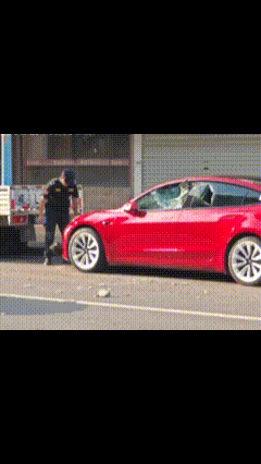 特斯拉车主骂保安是“看门狗”,保安当街怒砸其车,车损已够判刑(组图) - 1