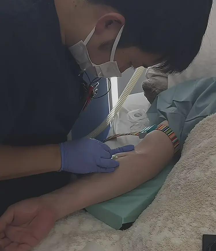 央视61岁主持王宁日本近况:医院做大血净,脸色发黑发暗引发担忧(组图) - 6
