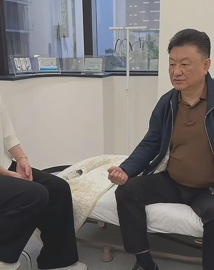 央视61岁主持王宁日本近况:医院做大血净,脸色发黑发暗引发担忧(组图) - 1