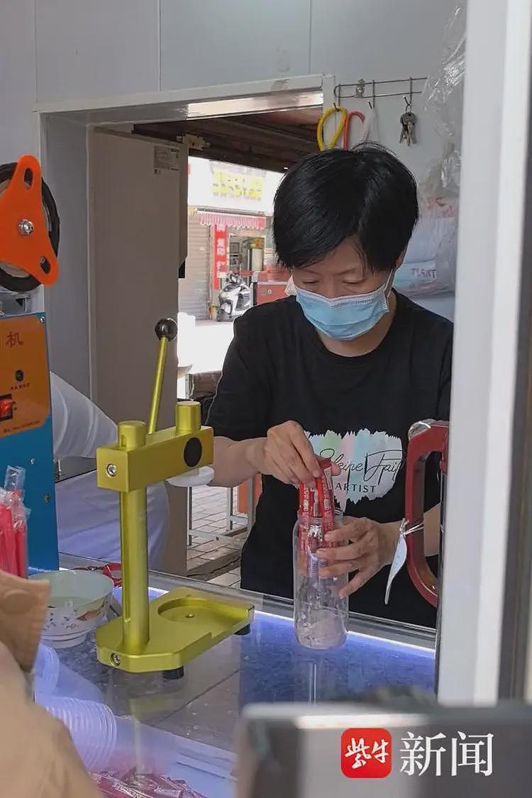 南京“10元手冲咖啡”阿姨爆火一年后现状：拒绝10多家商业合作，独自守店不愿麻烦女儿（组图） - 7