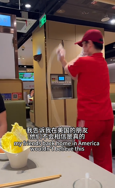 美国小哥在中国海底捞被服务惊呆，想给小费却遭拒！他开心分享，没想到评论区这画风（组图） - 12