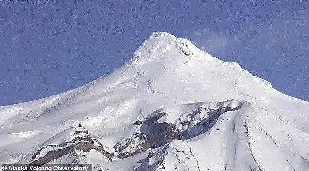 拉响警报！连震28次，火山喷发倒数，30万人封窗囤粮！恐全城被灰埋（组图） - 2