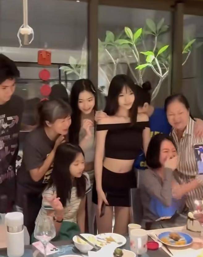 S妈母亲节晒全家福，大S具俊晔为小玥儿庆生...（组图） - 7