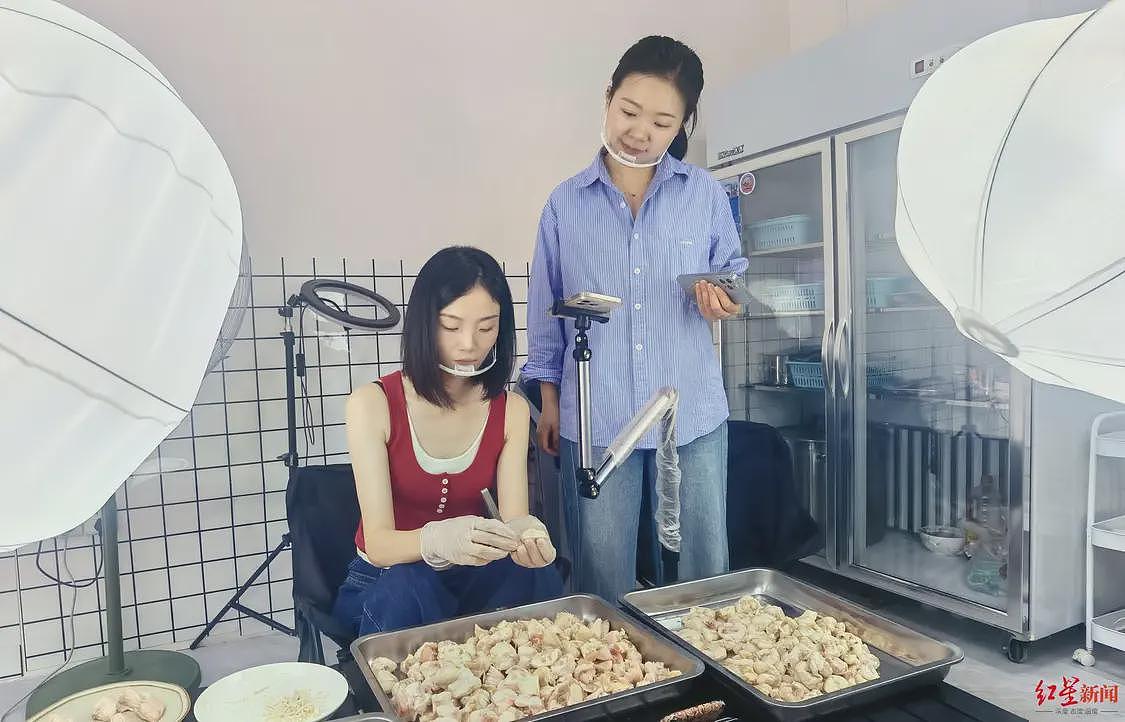 90后女店主直播给鸡屁股拔毛万人观看！每天拔30斤（组图） - 1
