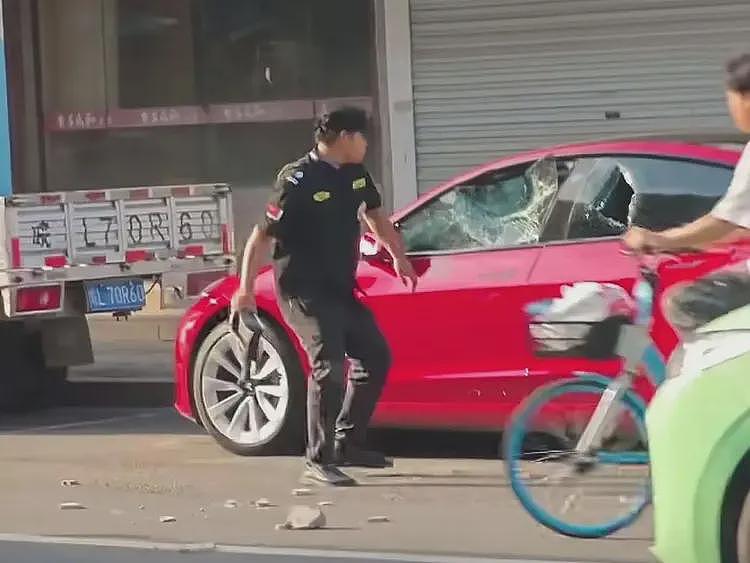 特斯拉车主骂保安是“看门狗”,保安当街怒砸其车,车损已够判刑(组图) - 20