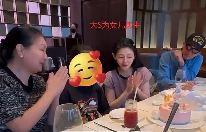 S妈晒出母亲节合影,小S浮肿具俊晔消瘦,一字不提大S子女(组图) - 11