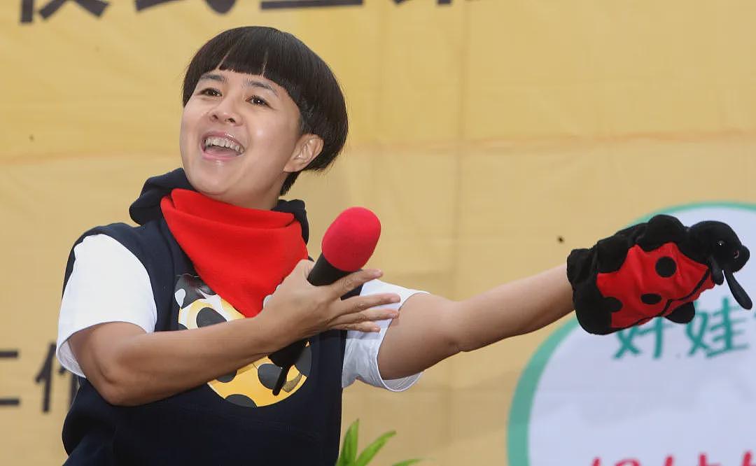 金龟子母女直播惹争议，女儿回应“蹭金龟子流量”：我妈努力一辈子，不就是让我蹭吗？（组图） - 2