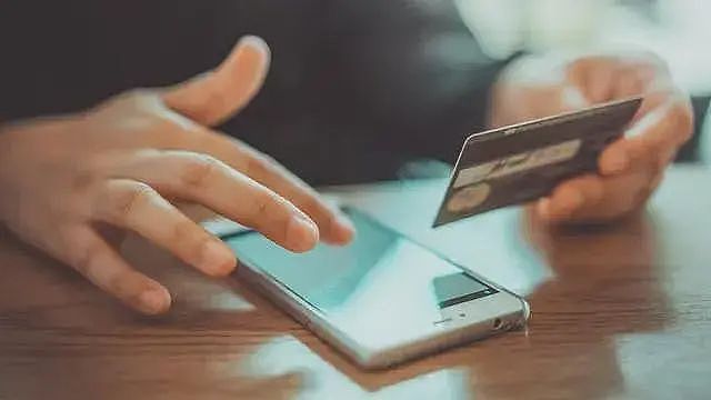 一句笑暴露骗局！中国留学生秒醒报警抓人，真解气（组图） - 1