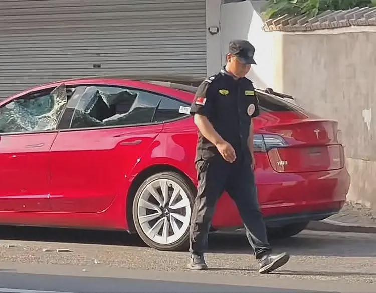 特斯拉车主骂保安是“看门狗”,保安当街怒砸其车,车损已够判刑(组图) - 2