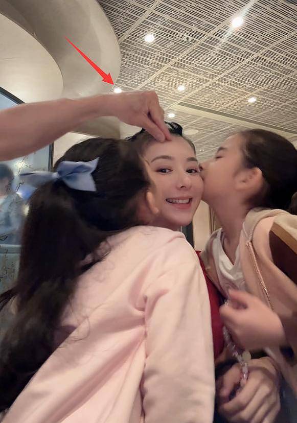 59岁郭富城陪岳母过母亲节，方媛被女儿亲吻...（组图） - 3