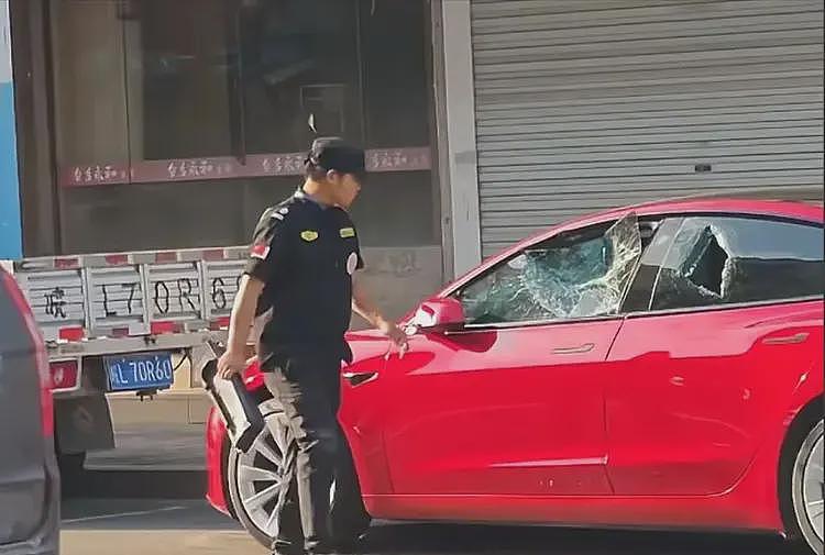 特斯拉车主骂保安是“看门狗”,保安当街怒砸其车,车损已够判刑(组图) - 7