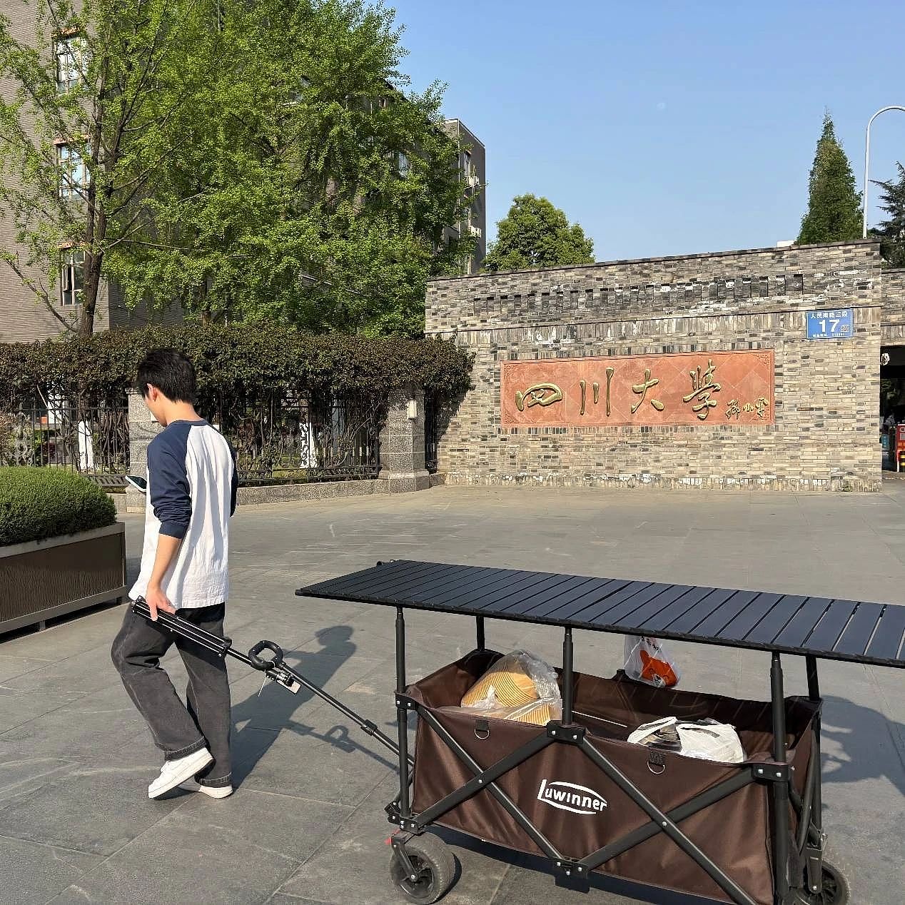 复旦硕士退学摆摊，一场有计划的爆火（组图） - 1