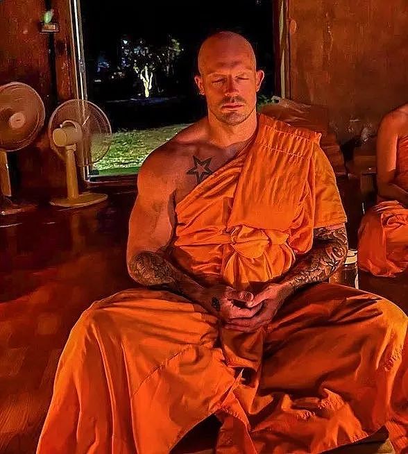 脱衣舞男忽然觉悟，跑庙里当了和尚：脱掉的衣服，指引我穿上袈裟....（组图） - 3