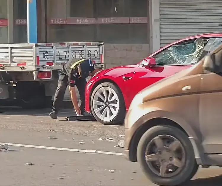 特斯拉车主骂保安是“看门狗”,保安当街怒砸其车,车损已够判刑(组图) - 4