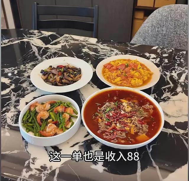 女子穿瑜伽裤上门做饭，月入两万，网友连发质疑（组图） - 14
