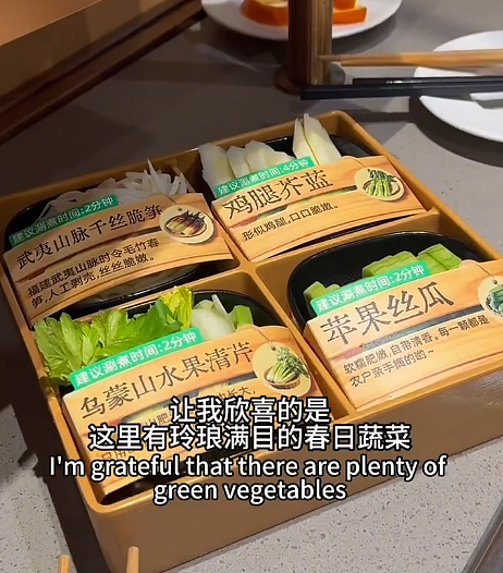 美国小哥在中国海底捞被服务惊呆，想给小费却遭拒！他开心分享，没想到评论区这画风（组图） - 7