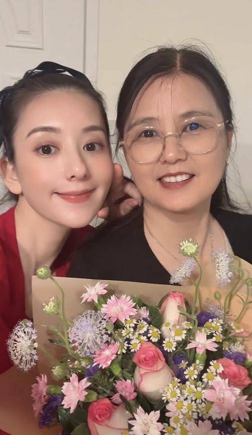 59岁郭富城陪岳母过母亲节，方媛被女儿亲吻...（组图） - 2