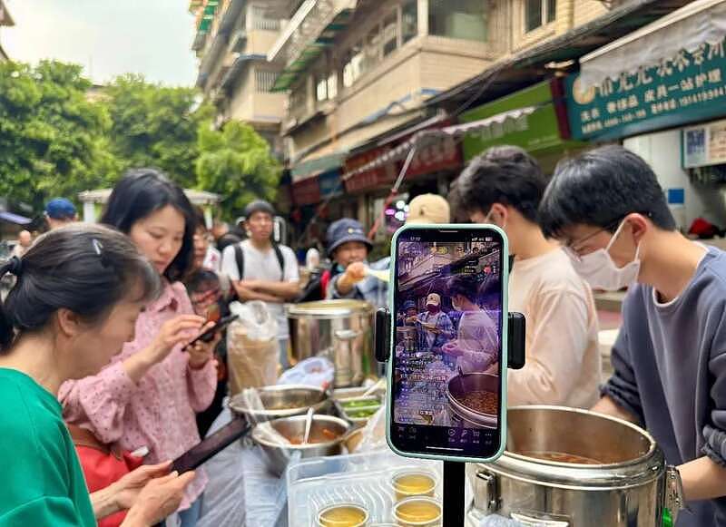 复旦硕士退学摆摊,一场“有计划的爆火”(组图) - 4