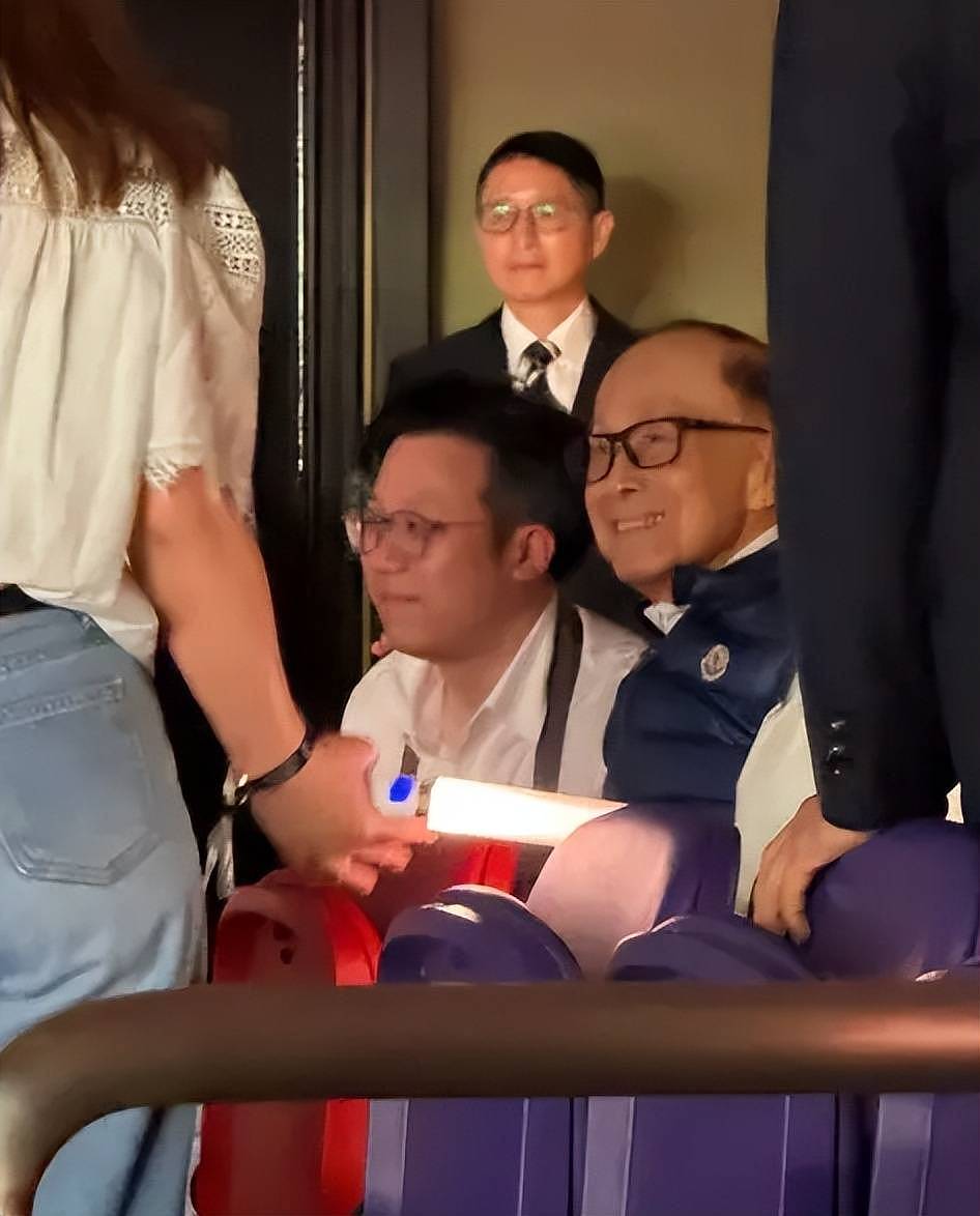 96岁李嘉诚观看五月天演唱会，开代步车离开被围堵，女友周凯旋上前解围（组图） - 4