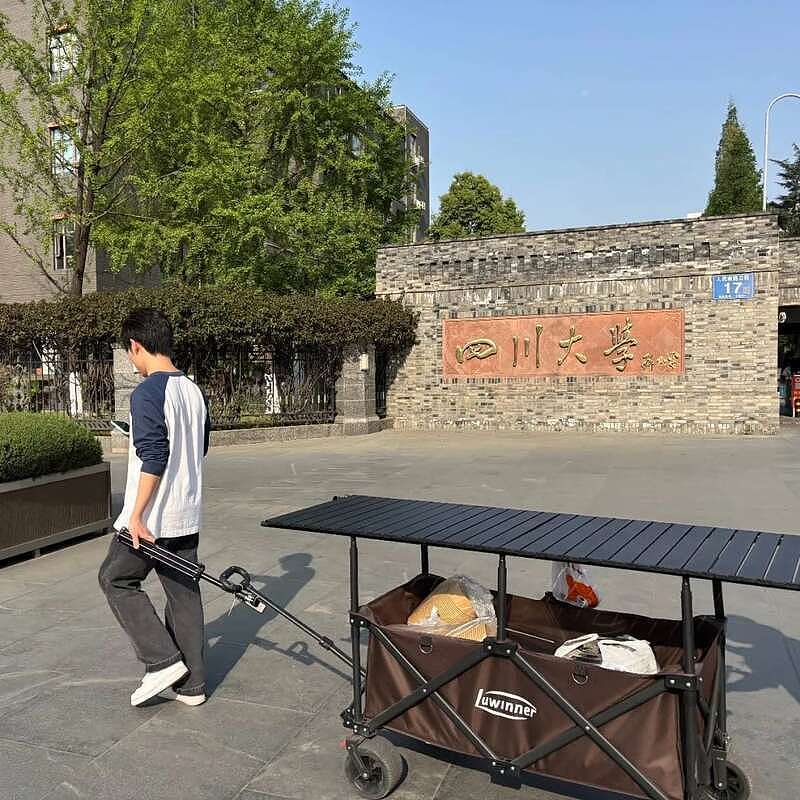 复旦硕士退学摆摊,一场“有计划的爆火”(组图) - 1