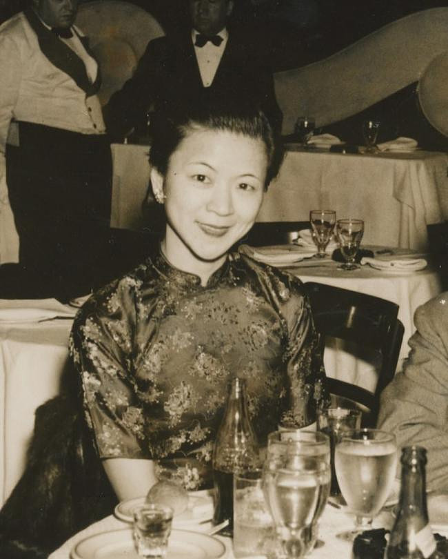 75岁王薇薇晒母亲照片，女翻译身着旗袍很优雅（组图） - 2