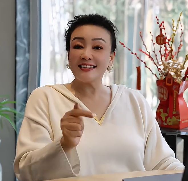 张兰牵着孙子逛公园,感叹新的生活开始,汪小菲婚礼将至状态极佳(组图) - 1